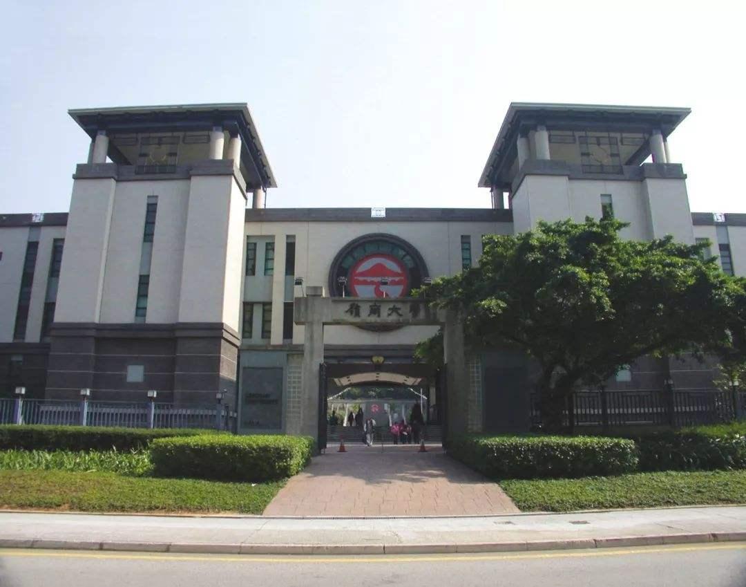 澳门大学的学年制度与内地有所不同，大学一年上几个月